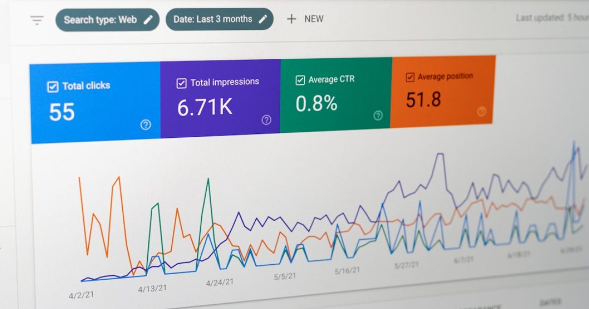 Empresário avalia dashboard de BI interativo num tablet e relatório estático impresso, simbolizando a escolha entre ferramentas de dados para PMEs.