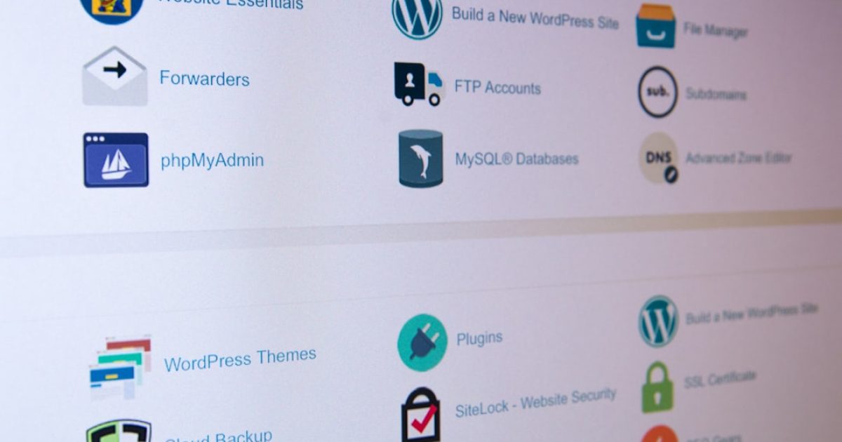 Interface do cPanel a mostrar ícones de gestão de ficheiros, e-mail e bases de dados, com um cursor a apontar para uma funcionalidade de segurança.