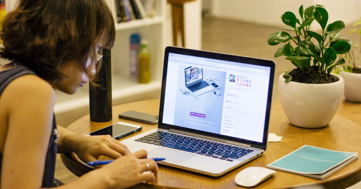 Uma pessoa a olhar para um ecrã de computador com vários domínios como .eu, .com.pt e .org.pt, simbolizando a escolha estratégica do nome de domínio para a sua marca.