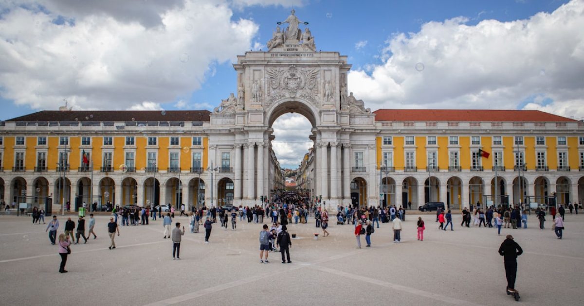 Mãos a usar um portátil com diferentes ícones de domínio (.eu, .pt) no ecrã, simbolizando a escolha certa para uma marca.