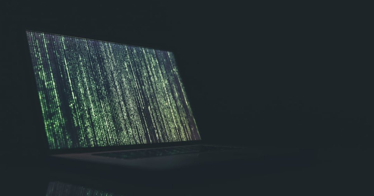 Representação visual da evolução dos vírus de computador, mostrando desde códigos antigos até uma ameaça de ransomware moderna e complexa.