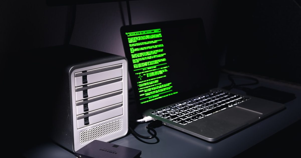 Diagrama visual de um pacote de serviços digitais, incluindo hosting, SSL e CDN, a mostrar interligação e benefícios para um website.