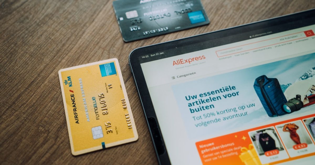 Diversos cartões bancários, telemóvel com app MB WAY e terminal de pagamento, representando as soluções de pagamento online em Portugal.