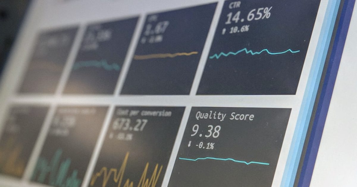 Três ecrãs de computador a exibir dashboards de Business Intelligence de Power BI, Looker Studio e Metabase, simbolizando a escolha para PME.