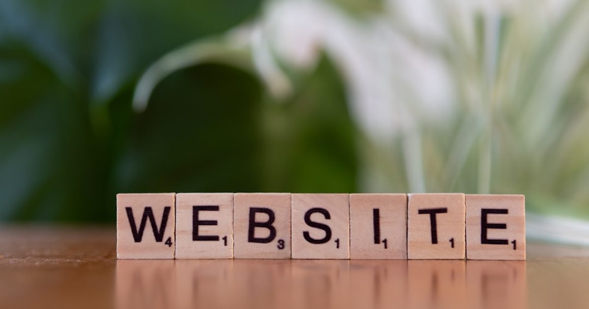 Representação visual do primeiro website da World Wide Web, com texto simples e links azuis, mostrando a sua interface minimalista e histórica.