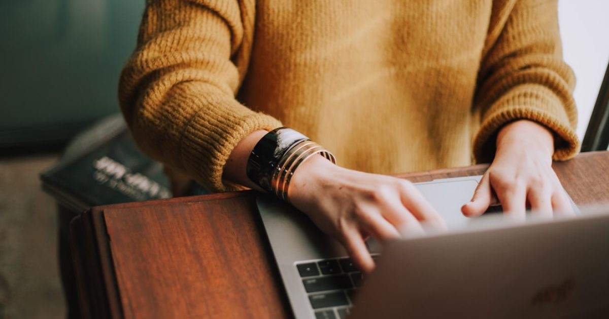 Ecrã de portátil com painel WHMCS, mostrando gestão de clientes e serviços de alojamento web, ideal para um negócio de revenda.